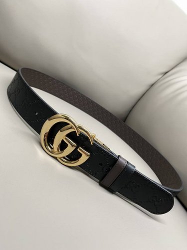 特 双面经典热压款 3.7双面腰带，一侧为Gucci Signature皮革，反面一侧为单色皮革。配以互扣式双G带扣