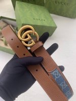 特 G家上新牛仔面料透过古驰美学视角演绎后散发强烈的品牌内涵。这款腰带通体饰有Gg图案，融合略呈方形的腰带扣和鲜明的皮革滚边。3.0Cm