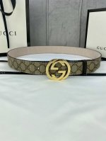 宽度4.0Cm Gucci Marmont系列每一季都会推陈出新，为灵感源于70年代的标志性Gg钢扣配件注入现代精髓。这款Gg Supreme帆布腰带反面采用黑