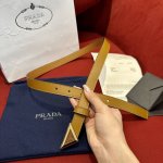 特 原厂正品级别prada新款小牛皮皮带 专柜同步新款prada普拉达休闲款，搭配顶级扣；宽质2Cm