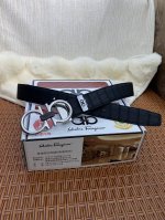 品名：菲拉格幕 原单皮带 材质：原单牛皮腰带 百分百头层牛皮腰带保证真皮，24K纯钢扣，专柜原单品质、做工精细，时尚大牌，送人自用首选 包装： 请认准如图专柜包