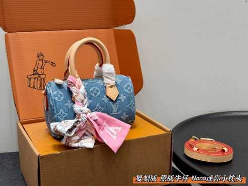 全套礼盒包装 复刻版 原版布 钢五金 带丝巾 Lv Speedy丹宁牛仔Nano迷你枕头 可单肩可斜挎 真的好随性，布料柔软随意，更好搭。 颜色也没有那么刻意，