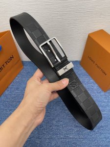 品牌 Lv 3．5Cm 550 113 描述 这款饰有Lv带扣的腰带配以水牛皮衬里，覆以Monogram 牛皮。展现细腻的品牌特质，是牛仔裤的理想配件 Lv字母