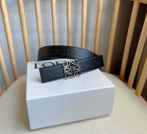 Loewe 罗意威专柜最新同款腰带 双面头层牛皮 正反面两穿腰带 选用压纹丝绸牛皮革制成 反复Anagram图案 配有Loewe Anagram针扣 女神们的首