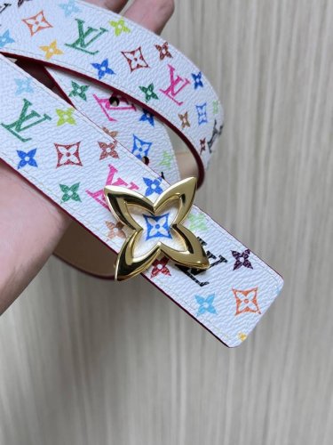 特 当季新款，3.0Mm，白彩 另一面进口树高底，做工精细，时尚，美观大方。搭配精品扣