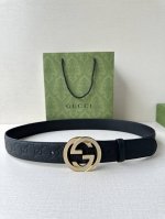宽度4.0Cm Gucci典藏设计中的标志性元素于早秋系列焕发新意。这款腰带选用黑色超级双G牛皮革打造，互扣式双G施洛华水晶镶嵌五金 调配件更添个性魅力。