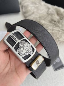 品名：Versace.范思哲原单腰带 皮带 型号：挂扣，经典人头纯钢材质扣头，头层牛皮，图片实物拍摄 材料：百分百头层牛皮，保证真皮。24K纯钢扣双面可用专柜同