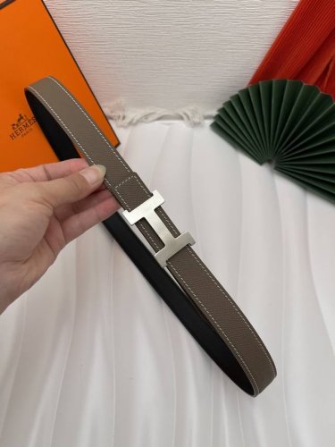 品牌 爱马仕 描述 采用高级真皮精制而成，触感厚实，饰以商标带扣。腰带为意大利尺寸，请在购买前参阅腰带尺寸指南. 铜扣金属配件黑色皮革，采用环保工艺制作而成商标