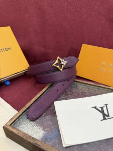 Lv Flowergram 30Mm腰带的设计非常精致，结合了多功能性与独特的标志性风格。其可翻转的带子提供了两种选择：光滑的皮革或品牌的经典Monogram帆