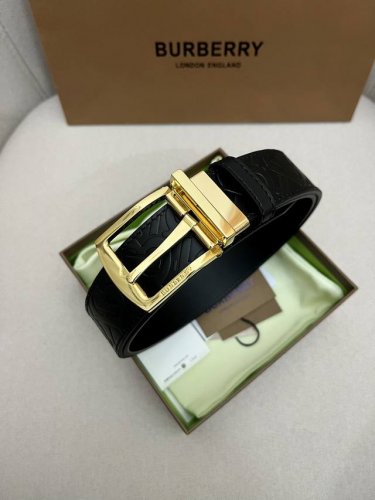 Burberry-巴宝莉！男士专柜对版金属扣，头层牛皮双面外用腰带，商务通勤休闲场合均适合佩戴。3.5Cm