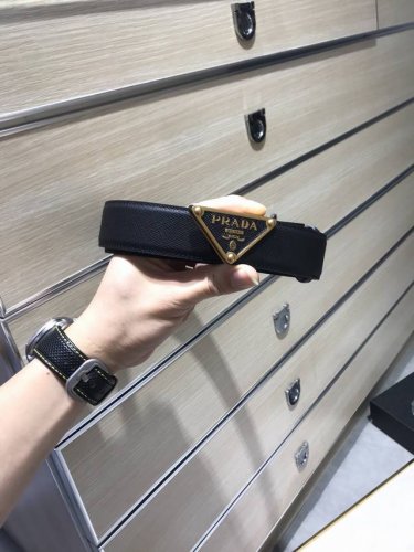 配送专柜包装 打孔针 特 宽35Mm，支持Nfc 原单双面进口头层牛皮带身，搭配原版经典三角微标扣，手感.油边近乎完美，原产皮料牛皮定制，质感无可挑剔，出众的细