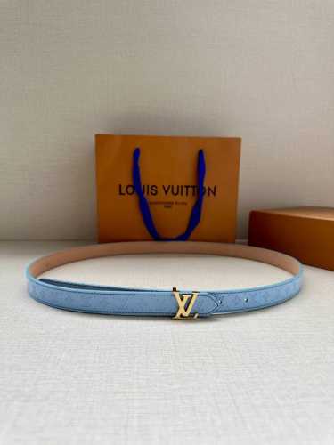 2.0宽 本款 Lv Iconic 双面腰带以纤细剪裁迎接新季，搭配标志性 Iconic 搭扣，无论展现 Monogram Reverse 帆布或素雅牛皮革，均