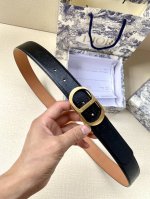 宽度3.5Cm Dior这款腰带扣采用“Cd”标志造型，以金属覆层黄铜精心打造。可与各式35毫米腰带搭配，提升格调，打造优雅精致的造型。 牛皮革双面腰带融合奢华