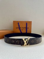 特P170 Lv Pixel 双面腰带为经典搭扣注入潮流新意，令标志性 Lv 字母映现立体像素效 Monogram 帆布和素净皮革切换两式风尚 90 X 4 厘