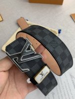 品名： Lv..路易..威登腰带皮带原单 型号：挂扣，经典纯钢材质双色挂扣，图片实物拍摄 材料：头层牛皮，挂扣系列，纯钢材质扣头，钯镀电镀工艺永不掉色。经典黑格