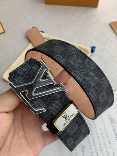 品名： Lv..路易..威登腰带皮带原单 型号：挂扣，经典纯钢材质双色挂扣，图片实物拍摄 材料：头层牛皮，挂扣系列，纯钢材质扣头，钯镀电镀工艺永不掉色。经典黑格