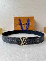 4.0宽:Lv Dimension 双面腰带将创意传承与华美街头风范共冶一炉，彰显创意总监 Pharrell Williams 的时尚远见。Monogram 帆