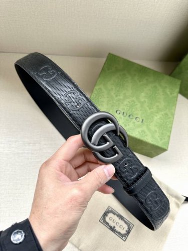 宽度4.0Cm Gucci 这款单品将品牌的过去与未来贯通在一起，以现代风格的全新设计诠释了经典设计元素。Guccio Gucci字母交织图案巧妙融入纹理和材质