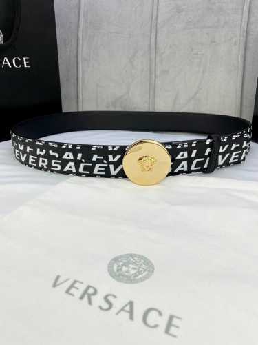 宽度4.0Cm Versace 范思哲 此款palazzo腰带采用牛皮革面料制作 并饰有Le pop Classique图案印花和标志性的美杜莎五金真空电镀配件