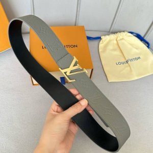 驢家 寬度40Mm Ss今季專櫃在售新品 男款 意大利進口荔枝紋飾有logo標識圖案 背面則以低調的純黑色頭層小牛皮打造而成 搭配新款字母搭扣 雙面用