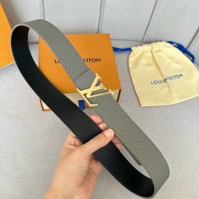 驢家 寬度40Mm Ss今季專櫃在售新品 男款 意大利進口荔枝紋飾有logo標識圖案 背面則以低調的純黑色頭層小牛皮打造而成 搭配新款字母搭扣 雙面用