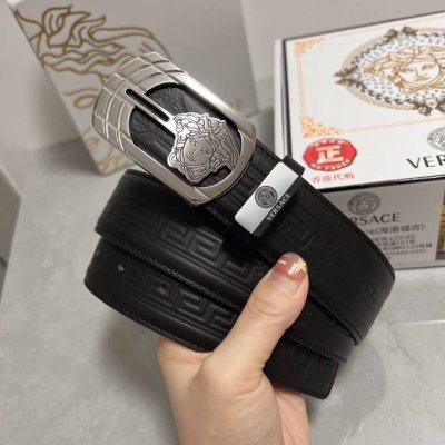 品名：Versace.范思哲 材质：原单牛皮腰带 百分百头层牛皮腰带保证真皮，24K纯钢扣，专柜原单品质、做工精细，时尚大牌，送人自用首选 包装： 请认准如图专