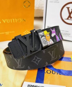皮带：Lv..路易..顶级原单复刻. 腰带：百分百头层牛皮，保证真皮。贴皮工艺24K纯钢扣涂鸦彩绘图案艺术双面可用专柜同等质量， 送人自用首选 包装： 请认准如