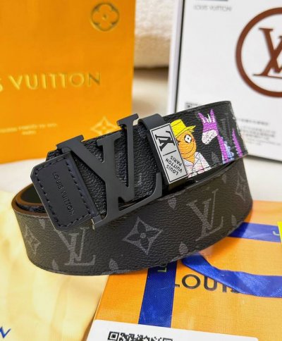 皮带：Lv..路易..顶级原单复刻. 腰带：百分百头层牛皮，保证真皮。贴皮工艺24K纯钢扣涂鸦彩绘图案艺术双面可用专柜同等质量， 送人自用首选 包装： 请认准如