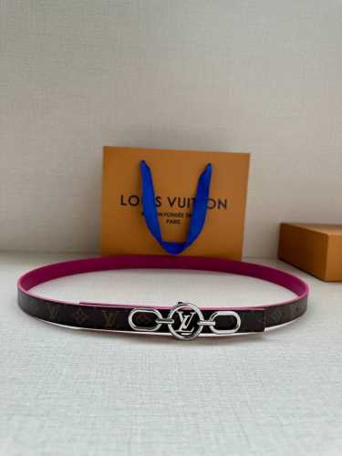 2.0宽 本款 Lv Iconic 双面腰带新款 搭配标志性 Iconic 搭扣，无论展现 Monogram Reverse 帆布或素雅牛皮革，均可为挚爱造型注