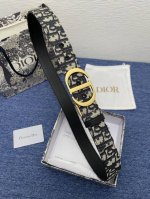 迪奥550 3.5Cm。特 这款 Montaigne Avenue 腰带从同名手袋汲取灵感，采用黑色光滑 牛皮革精心制作，质感柔软，设计优雅，饰以富有光泽的新款