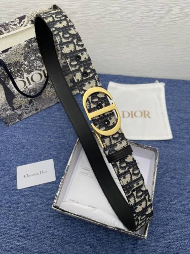 迪奥550 3.5Cm。特 这款 Montaigne Avenue 腰带从同名手袋汲取灵感，采用黑色光滑 牛皮革精心制作，质感柔软，设计优雅，饰以富有光泽的新款