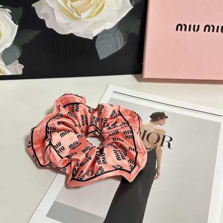 特 单个 配全套包装 Miumiu 缪缪 爆款真丝发圈，专柜款出货 一看就特别高档 超级百搭 必须自留 - 点击图像关闭