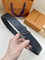 特 本款 Lv Initiales 双面腰带聚焦品牌经典 Damier 格纹，以 Damier Graphite 帆布和 Damier Infini 皮革实现双