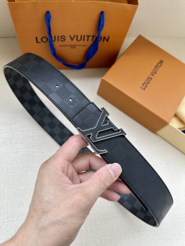 特 本款 Lv Initiales 双面腰带聚焦品牌经典 Damier 格纹，以 Damier Graphite 帆布和 Damier Infini 皮革实现双