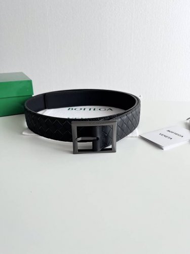 特 Bv 新款男士编织腰带 纯手工intreccio大小格子编织 双面意大利小牛皮搭配枪色针扣 侧面有标示 宽度35MM 颜色: 黑色 黑色