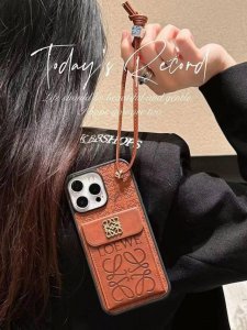罗意威.Loewe翻盖插卡手机壳 短款手腕绳 插卡手机壳 型号：为了不出现报错型号，请打开本机查看手机设置显示的型号 Iphone16系列更新 Iphone16