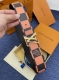 品牌Lv 4.0Cm 特 描述这款饰有Lv带扣的腰带配以水牛皮衬里，覆以Monogram 牛皮。展现细腻的品牌特质，是牛仔裤的理想配件 Lv字母带扣 Monog