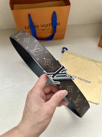 lv Speed 双面腰带借由金属搭扣的反差色彩洋溢动感格调，可为牛仔造型或商务着装平添潮流意味。Monogram 帆布和柔滑牛皮革提供多种搭配选择 - 点击图像关闭