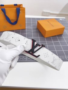 特 寬：40Mm 驢家新品 雙面均可使用 一面為柔軟的十字紋小牛皮 另一面配以色彩繽紛的帆布製作 全新字母搭扣設計與腰帶搭配相呼應 成為獨特的亮眼之作！