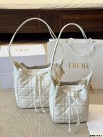 复刻版 小羊皮 Dior 全新D-Motion系列手袋 以低调奢华的风格衬托整体造型赋予手袋复古优雅的气质。 喜欢桶包的快冲，可以斜挎也可以单肩，外面羊皮软糯糯