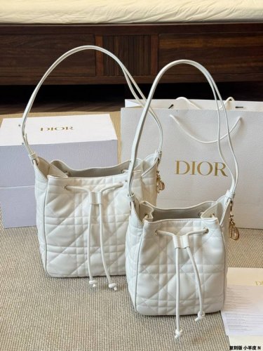 复刻版 小羊皮 Dior 全新D-Motion系列手袋 以低调奢华的风格衬托整体造型赋予手袋复古优雅的气质。 喜欢桶包的快冲，可以斜挎也可以单肩，外面羊皮软糯糯
