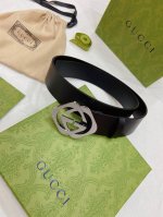 Gucci 哑黑色皮革腰带，配有互扣式双G带扣细节。黑色皮革、磨砂黑金属配件 互扣式双G扣，搭配铆钉封口 38Mm 宽