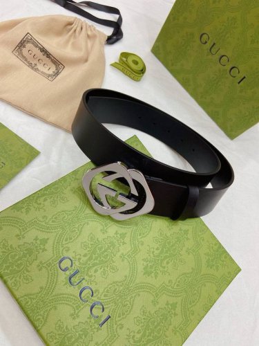 Gucci 哑黑色皮革腰带，配有互扣式双G带扣细节。黑色皮革、磨砂黑金属配件 互扣式双G扣，搭配铆钉封口 38Mm 宽