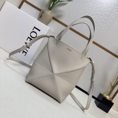 Lw新款迷你粒面牛皮革Puzzle Fold 手袋从品牌经典手袋系列的几何线条汲取灵感以富含几何建筑美感的镶片重新诠释,能完全折叠，可谓旅行良伴品牌运用创意巧思