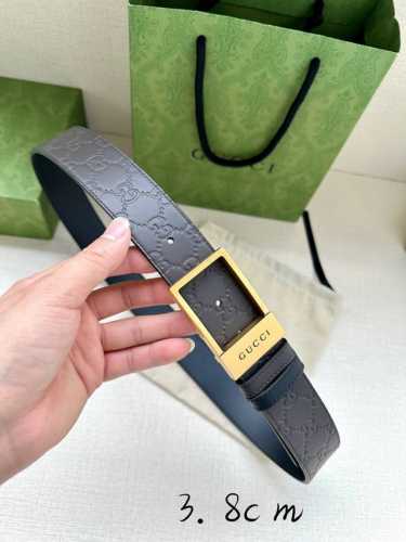 宽度3.8Cm Gucci 双面腰带，一侧为Gucci Signature皮革，反面一侧为单色皮革。配以长方形互扣式带扣。 黑色Gucci Signature皮