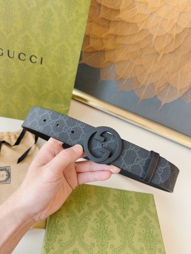 Gucci.古驰 全套包装 Gg Supreme帆布腰带，采用环保工艺制作而成，饰以互扣式双 G 带扣。本款腰带适用低腰和高腰两种穿戴方式，时尚潮流款。皮带宽度