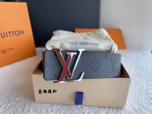 腰带能为男性增添或是成熟的魅力，或是潮流的感觉，也为Look增添整体感和细节感。这款腰带如您所愿，既让您潮味十足又让您品味外溢，好质量无需多言，入手直接体验。4