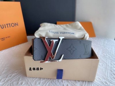 腰带能为男性增添或是成熟的魅力，或是潮流的感觉，也为Look增添整体感和细节感。这款腰带如您所愿，既让您潮味十足又让您品味外溢，好质量无需多言，入手直接体验。4
