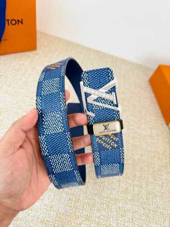 品名： Lv..路易..威登腰带皮带原单 型号：挂扣，经典纯钢材质挂扣，头层牛皮，图片实物拍摄 材料：头层牛皮，挂扣系列，纯钢材质扣头，镀钯电镀工艺永不掉色。原 - 点击图像关闭