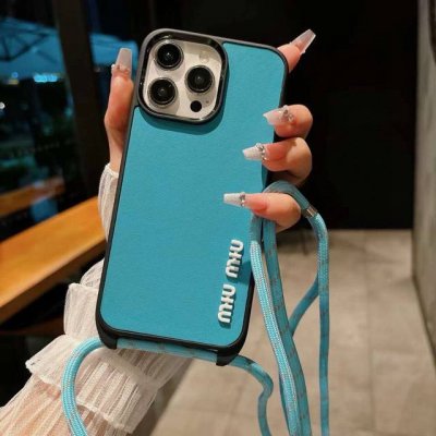 Miumiu新款手机壳 官网同步更新 炫彩绳斜挎手机壳 带专柜同款金属扣 型号 为了不出现报错型号 请打开本机查看手机设置显示的型号 iphone16系列更新